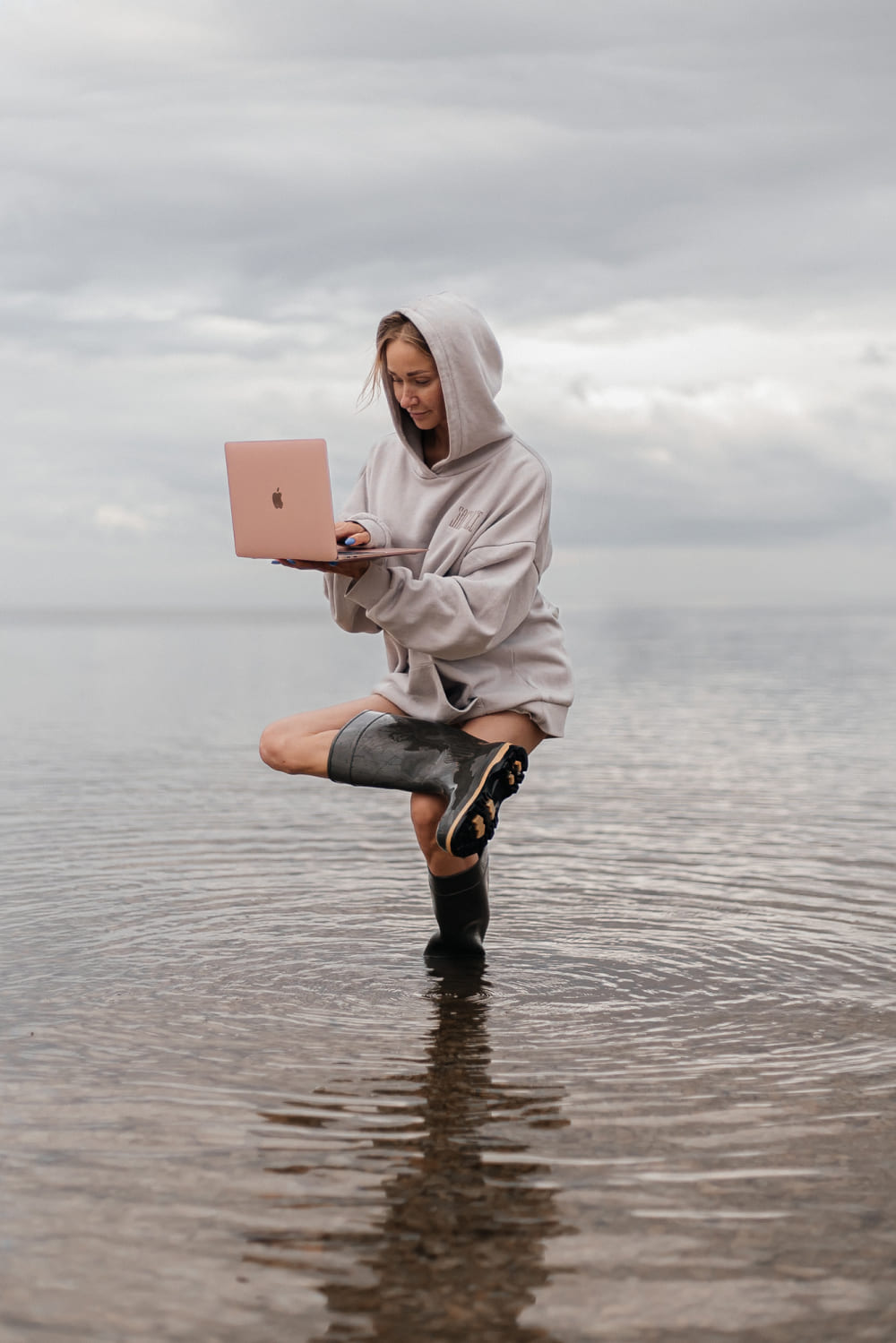Fotograaf Ziina ühe jalaga vees.